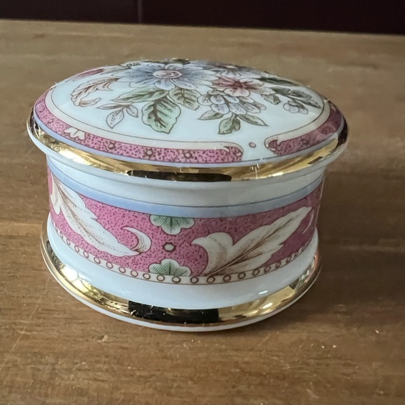 Falcon China,Staffordshire England trinket. Beautiful and in perfect condition. - Picture 6 of 6